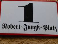 Straßenschild "Robert-Jungk-Platz".