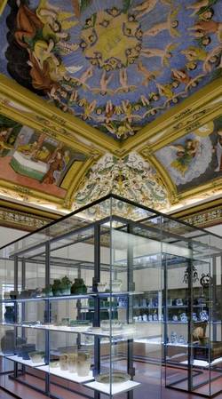 Prachtvolle Objekte der Salzburger Handwerkskunst des 16. und 17. Jahrhunderts unter der Stuckdecke des Gloriensaals