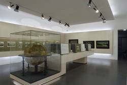Blick in den Ausstellungssaal, im Vordergrund ein barocker Globus