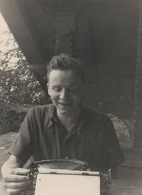 Früh verdiente sich Robert Jungk seinen Lebensunterhalt mit Artikeldiensten. Im Bild als 26-Jähriger im Schweizer Exil im Jahr 1939, Bild: JBZ-Fotoarchiv