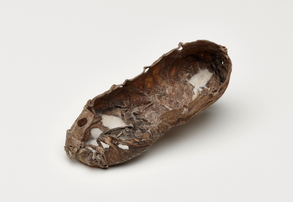 Opankenförmiger Bundschuh, (Fundort: Hallein-Dürrnberg, Salzbergwerk, Hinterseng- oder Maximilianwerk), Latènezeit, 5.–1. Jh. v. Chr., Rindsleder, © Salzburg Museum