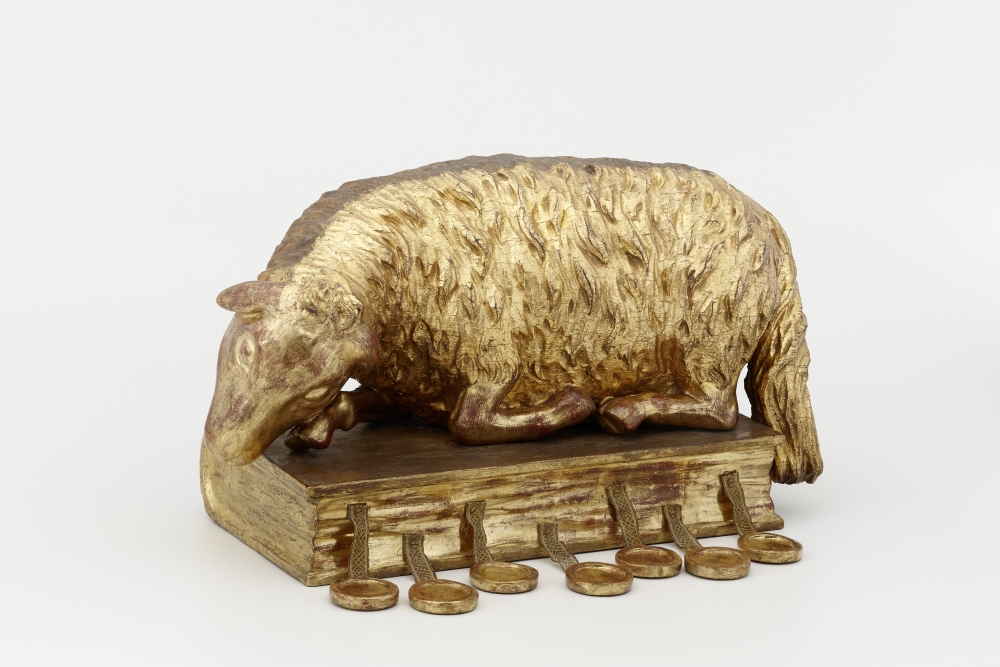 UNBEKANNT, Apokalyptisches Lamm, Das Lamm auf dem Buch mit den 7 Siegeln (christl. Ikonogr., NT), Holz, vergoldet, 17.Jh., © Salzburg Museum
