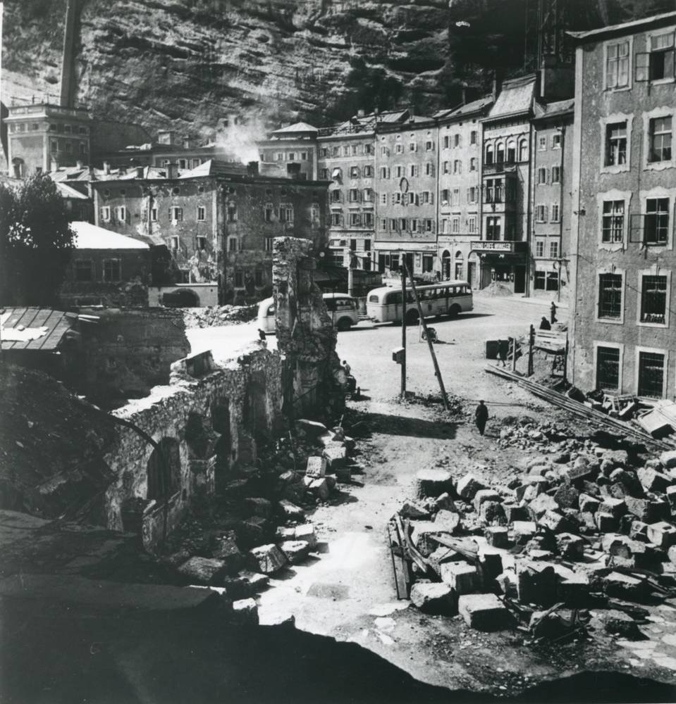 Wegweiser „Zum städt. Museum, Franz Josefs Kai Nr. 17“ vor der Ruine des SMCA nach Bombenzerstörrungen, 1944, Fotoabzug auf Papier, © Salzburg Museum