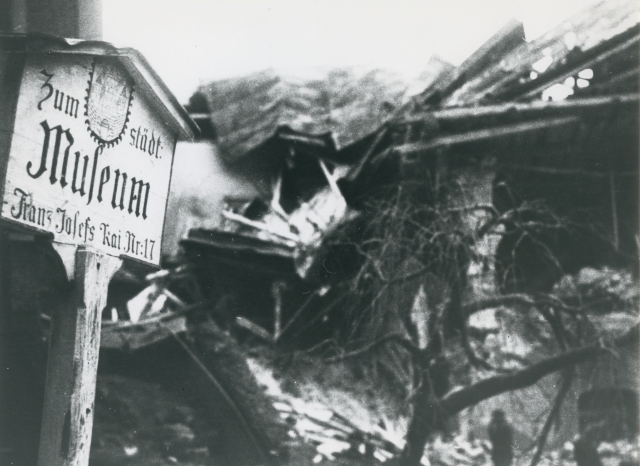 Wegweiser „Zum städt. Museum, Franz Josefs Kai Nr. 17“ vor der Ruine des SMCA nach Bombenzerstörrungen, 1944, Fotoabzug auf Papier, © Salzburg Museum