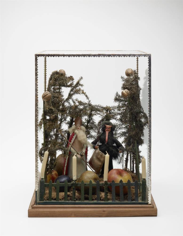 UNBEKANNT, Nikolaus und Krampus im Garten (Nikologartl), um 1900, Holz, Glas, Wachs, Nüsse, pflanzliche Stoffe, Krepppapier, Watte, Textil, Salzburg Museum, Inv.-Nr. K 750-49