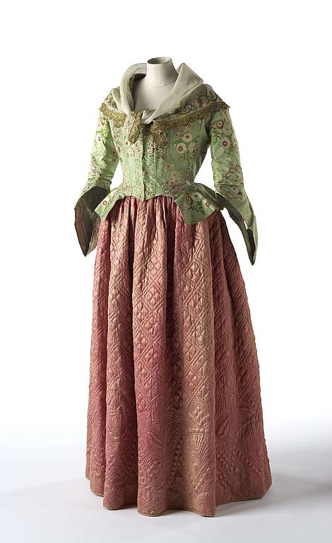 Damenmieder (Taillenleib), um 1770/80, broschierte Seide, Leinen, Weißstickerei auf Mull,  Rock, Mitte 18. Jh., © Salzburg Museum
