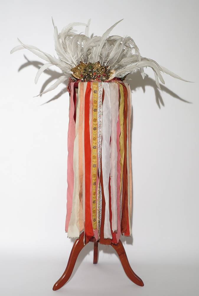 Bänderhut zu Tresterer-Kostüm, 1963, Stroh, Vorhangbrokat, Leder, Köperband, Hahnenfedern, Goldfiligranschmuck, Spiegel, Kunstseide © Salzburg Museum