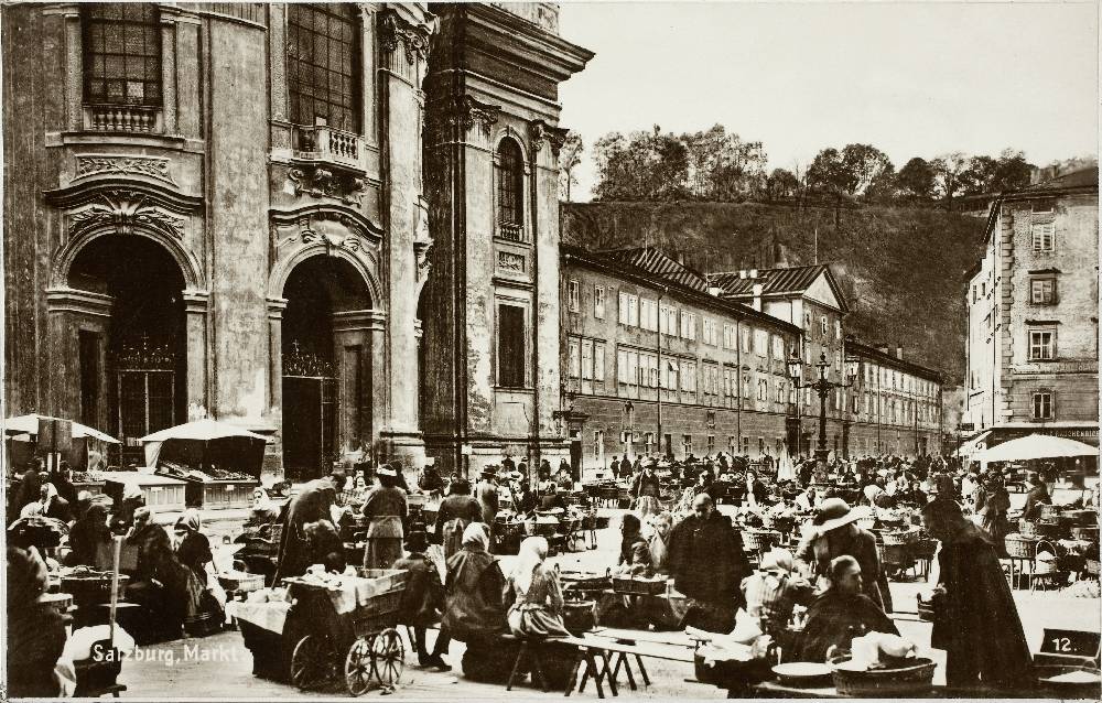 Markt auf dem Universitätsplatz, Trinks & Co., G.m.b.H., Leipzig, 1910–14, Druck auf Papier nach Foto (Postkarte), Salzburg Museum, Inv.-Nr. Foto 19668