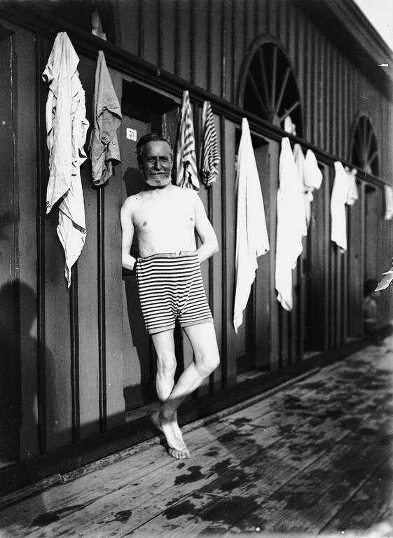 Carl von Frey(1826–1896), Der Bankier Carl Spängler (1825–1902) vor den Kabinen der Schwimmschule am Leopoldskroner Weiher, 1890, © Stadtarchiv Salzburg, Fotosammlung Carl von Frey