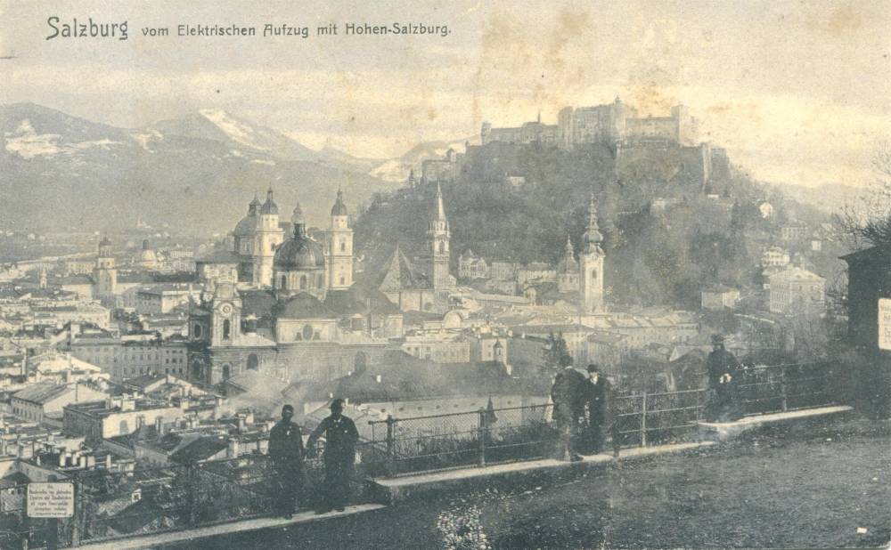 Josef Kasseroller, Blick vom Restaurant „Elektrischer Aufzug“ auf Altstadt und Festung Hohensalzburg, 1918–1922, Lichtdruck auf Papier, © Salzburg Museum