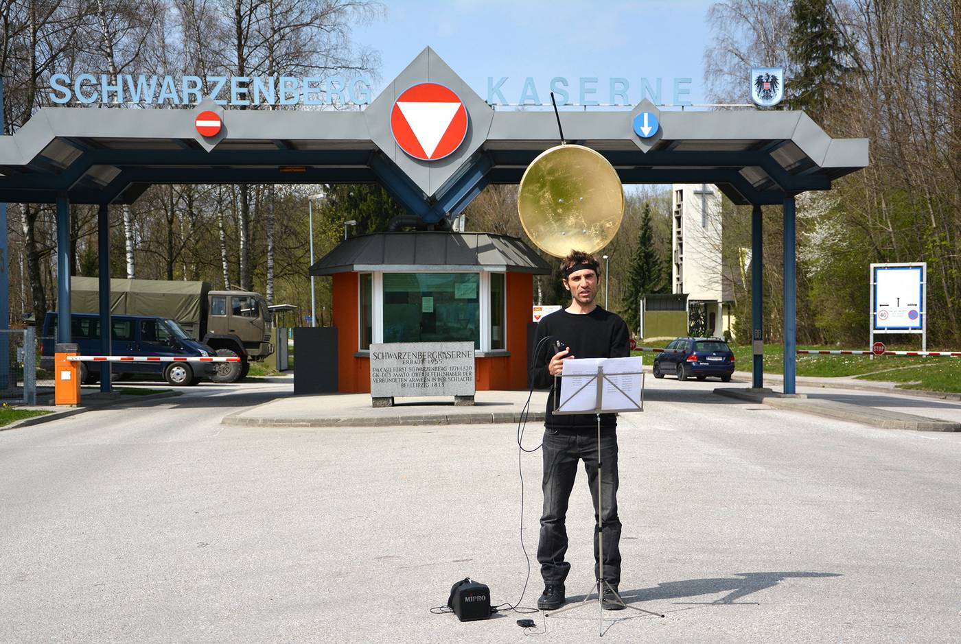 Schwarzenbergkaserne: Performance „Je suis arabe_ ein Recht auf Poesie“ von transparadiso (Barbara Holub, Paul Rajakovics) anlässlich der Eröffnung 2015, © Paul Rajakovics