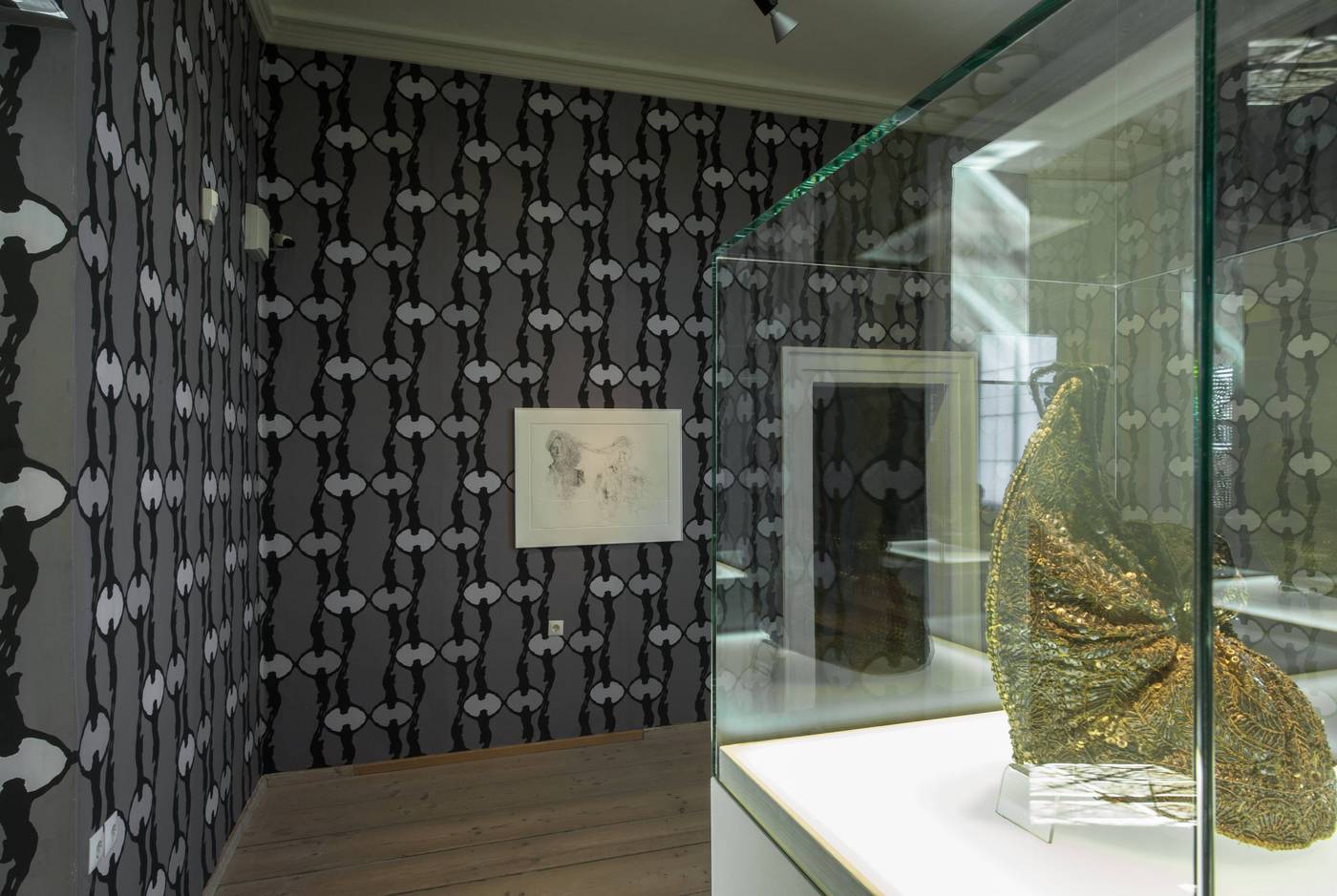 Tapete, Erich Gruber (*1971), 2013, Papier, Leihgabe Erich Gruber, Operation Goldhaube, Erich Gruber (*1971), 2013, Bleistift auf Papier, Leihgabe Erich Gruber