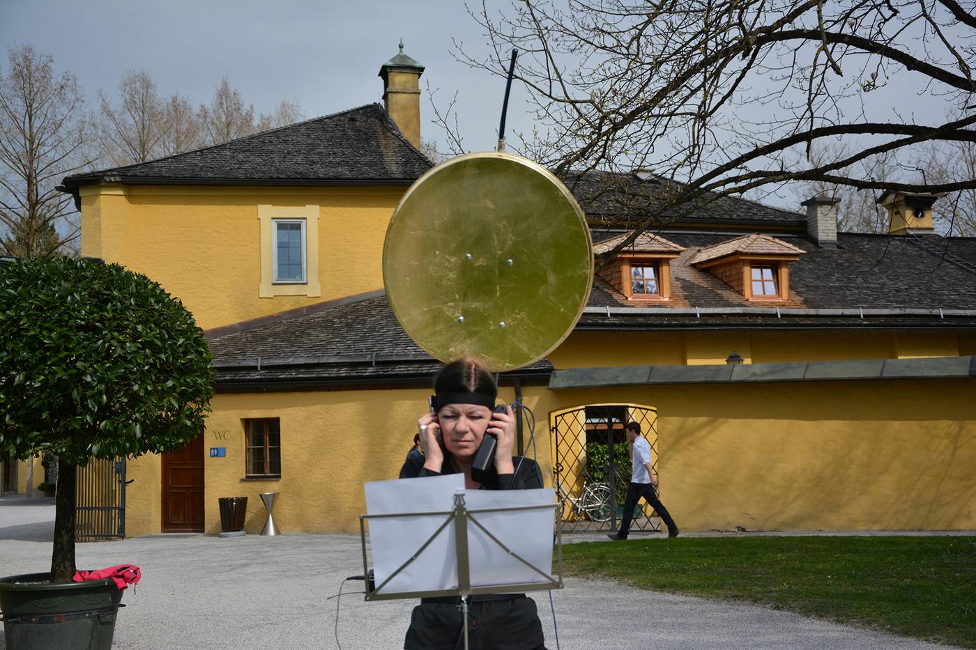 Hellbrunn: Performance „Je suis arabe_ ein Recht auf Poesie“ von transparadiso (Barbara Holub, Paul Rajakovics) anlässlich der Eröffnung 2015, © Paul Rajakovics