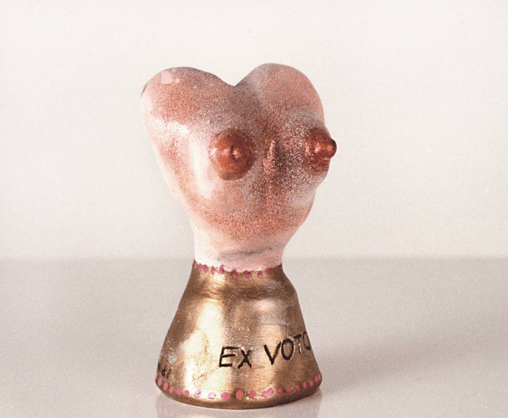 Renate Bertlmann, EX VOTO, 1988, ungebrannter Ton, bemalt, Acrylglas, © Renate Bertlmann/Bildrecht, Wien 2021