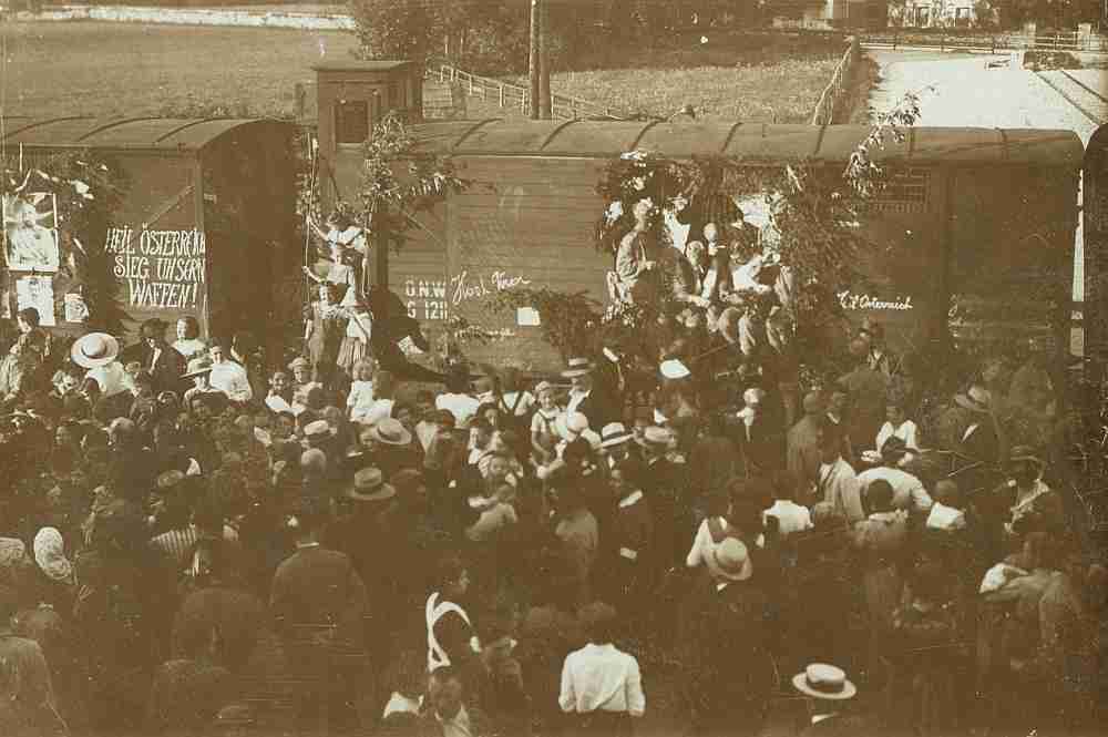 Reserve-Soldaten bei der Abfahrt vom Bahnhof Hallein, 1914, Fotoabzug, Keltenmuseum Hallein