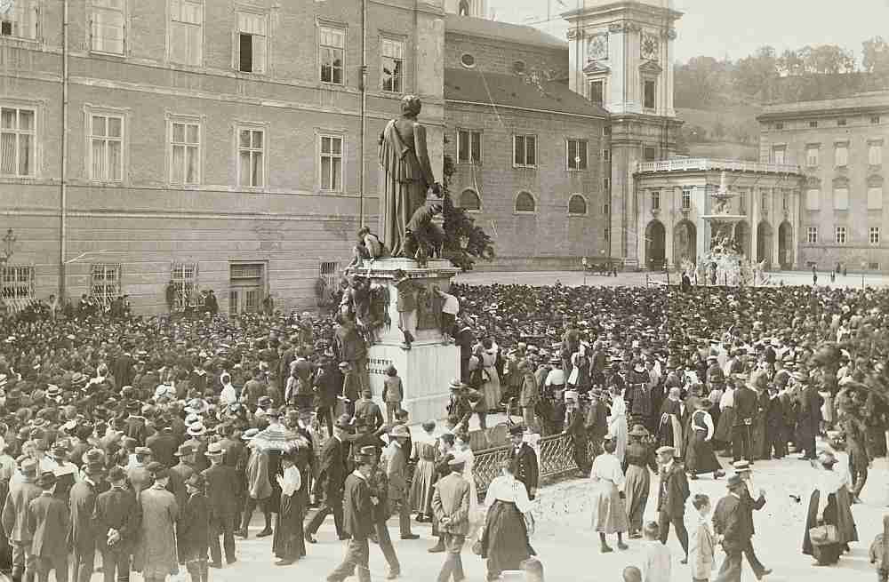 Hungerdemonstration vor dem Regierungsgebäude auf dem Mozartplatz, Karl H. Hintner, 1918, Fotoabzug, Inv.-Nr. F 20622