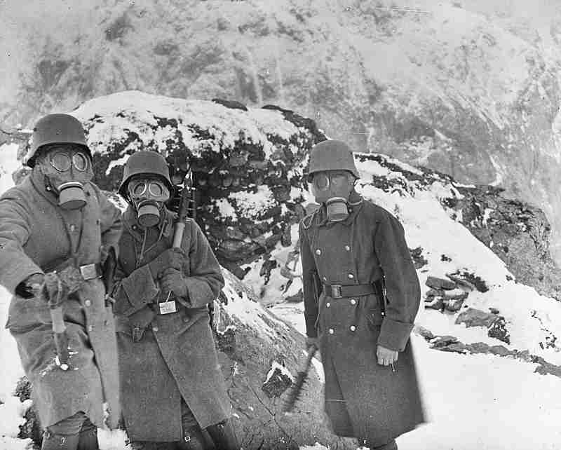Salzburger Infanterie mit Gasmasken und Nahkampfwaffen, wohl Stützpunkt Torkarl/Kärnten 1917, Hans Oellacher, 1917, Glasdiapositiv, Inv.-Nr. F 22273