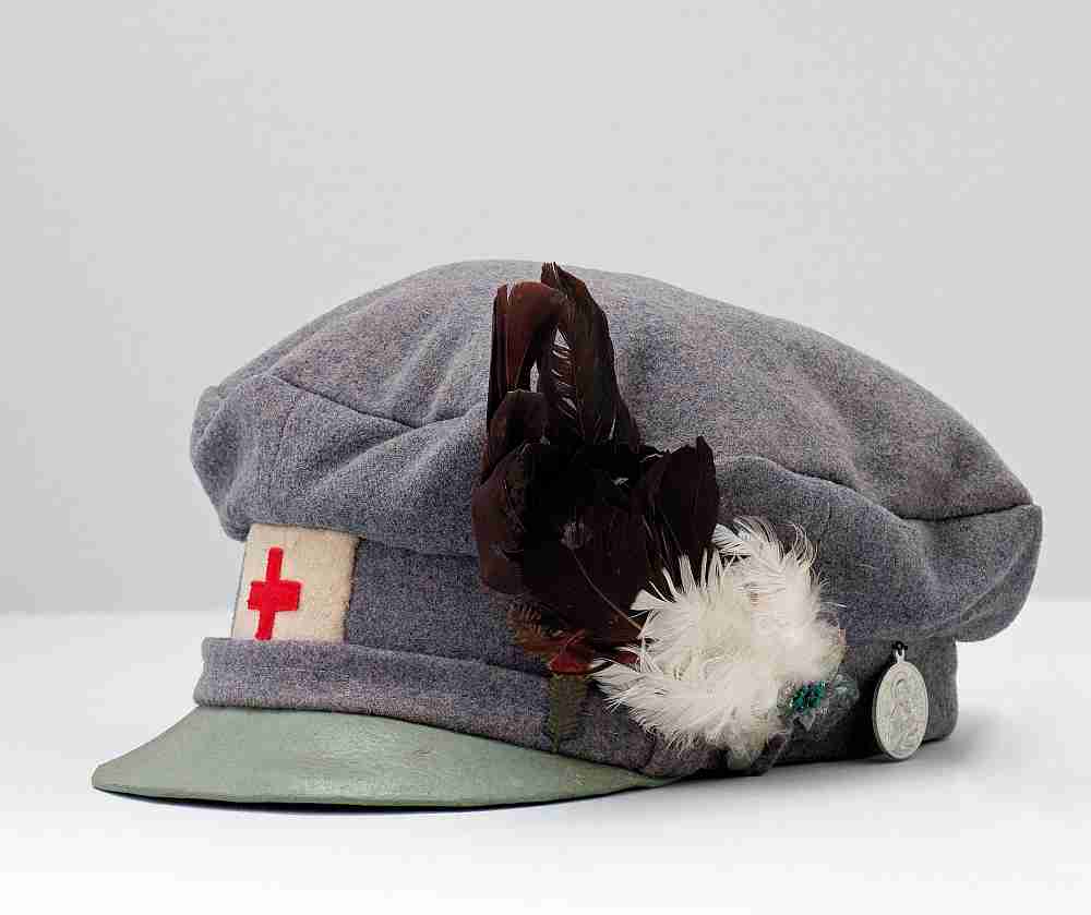 Tellerkappe für Armeeschwestern vom Roten Kreuz, 1915–18, Nesselstoff, Leder, Stoff, Hahnenfedern, Inv.-Nr. WA 4036