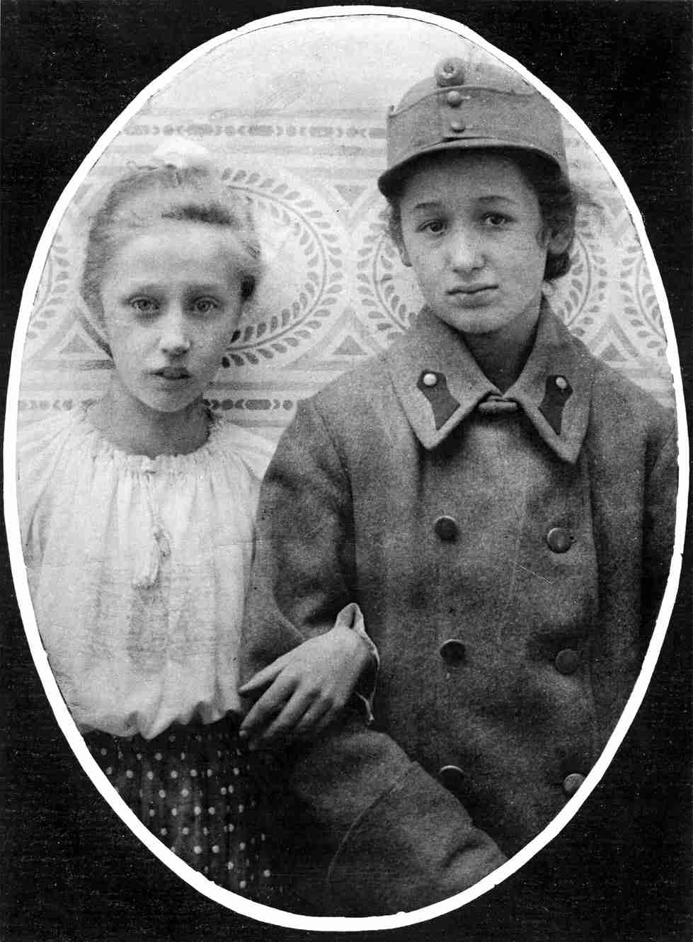 Hella Lechner gemeinsam mit ihrer Freundin Käthe Pühringer während des Ersten Weltkriegs, Dr. Robert Hoffmann, Salzburg