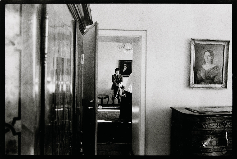 Paul McCartney zieht sich in sein Hotelzimmer im Österreichischen Hof zurück 13. März 1965 © Skrein Photo Collection