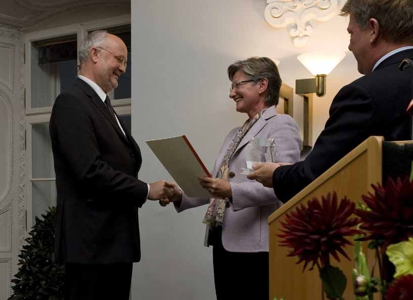 Bundesministerin Dr. Claudia Schmied und Sektionschef Dr. Michael Franz überreichen den Museumpreis 2007 an Direktor Dr. Erich Marx für das Salzburg Museum