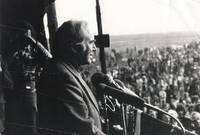 1979: Robert Jungk als Redner bei einer Demonstration gegen ein geplantes Atommülllager im norddeutschen Gorleben, Bild: JBZ-Fotoarchiv