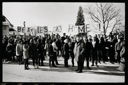 Christian Skrein, Demonstration gegen die Beatles kurz nach ihrer Ankunft in Salzburg, 13. März 1965 © Skrein Photo Collection