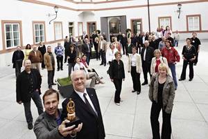 Die Mitarbeiter/innen des Salzburg Museum mit dem Preis im Hof der Neuen Residenz (Foto: A. Hechenberger)
