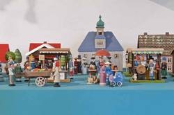 Im 19. und 20. Jahrhundert entstand Miniaturspielzeug mit Häusern, Bäumen, Figuren, Tieren und Fahrzeugen. Es spiegelt entweder die dörfliche Welt wieder oder hat städtischen Charakter