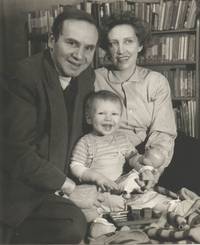 Mit Frau Ruth und dem zweijährigen Sohn Peter Stephan im Jahr 1954, Bild: JBZ-Fotoarchiv