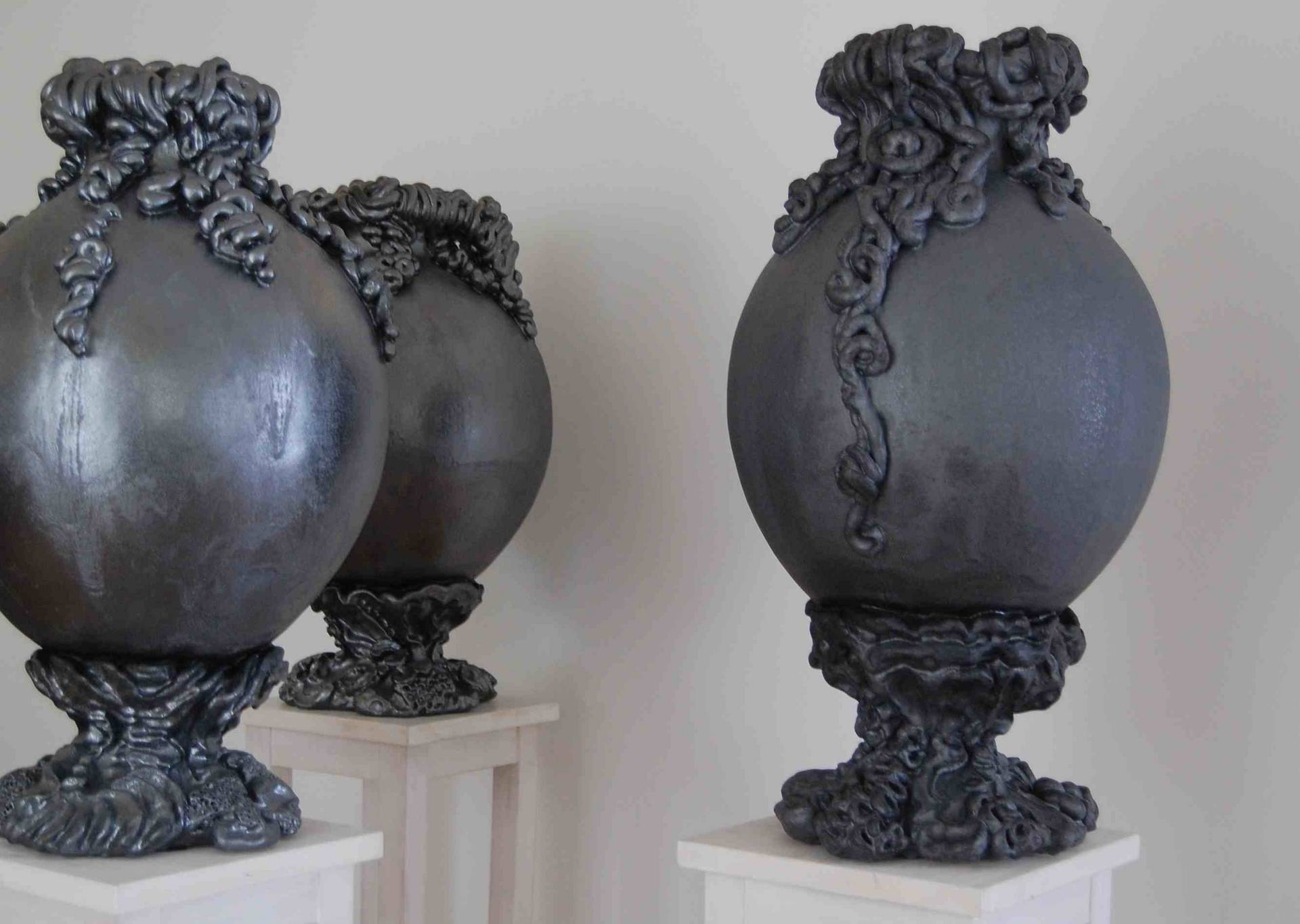 Gerold Tusch (geb. 1969), 3 Gorgonen-Vasen, 2008-2009, Keramik glasiert, Ankauf bei Galerie Steinek, Wien