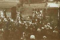 Reserve-Soldaten bei der Abfahrt vom Bahnhof Hallein. Zug mit der Aufschrift " Heil Österreich, Sieg unsern Waffen", UNBEKANNT, 1914